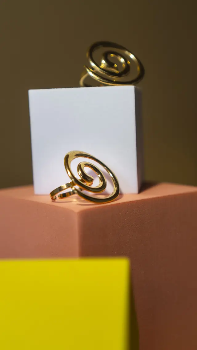 Anello Señorita con motivo intrecciato tempestato di strass su cubo viola