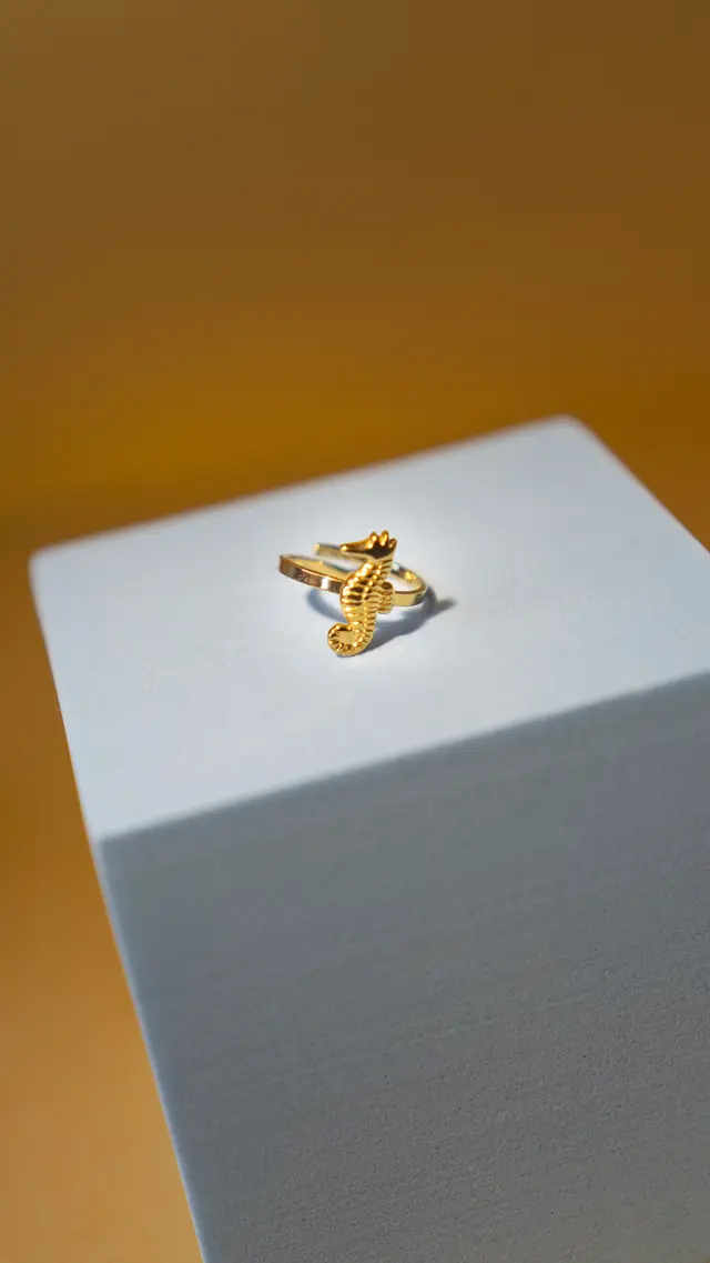 Anello Señorita a forma di cavalluccio marino dorato