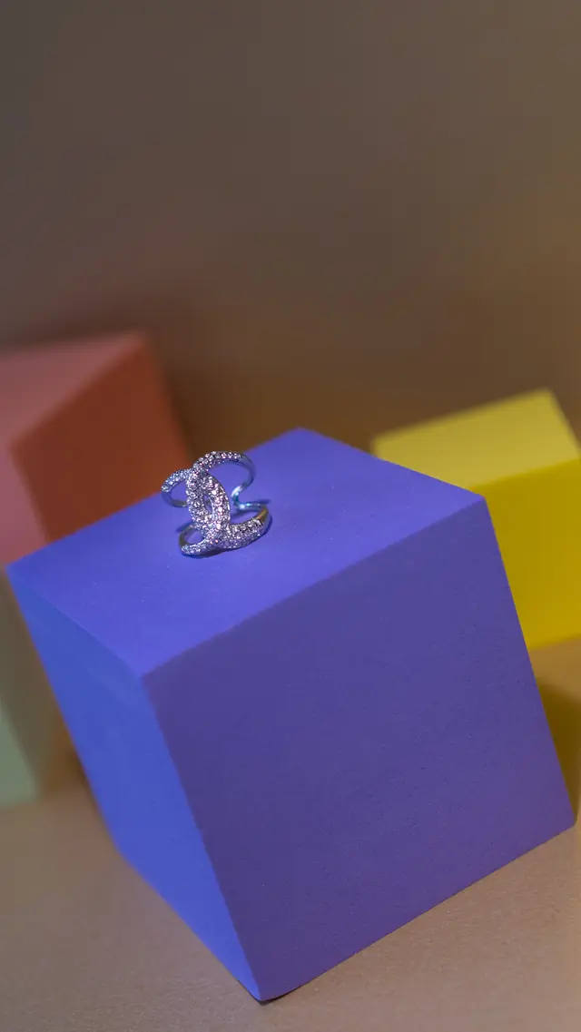 Anello Señorita con strass su cubo viola, still life colorato