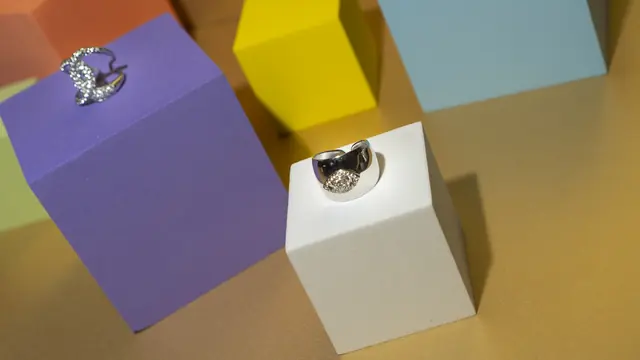 Anelli Señorita con pavé di strass e perla su cubi still life