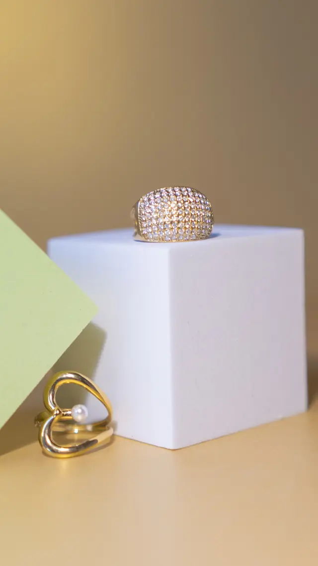 Due anelli Señorita con strass su cubi still life colorati