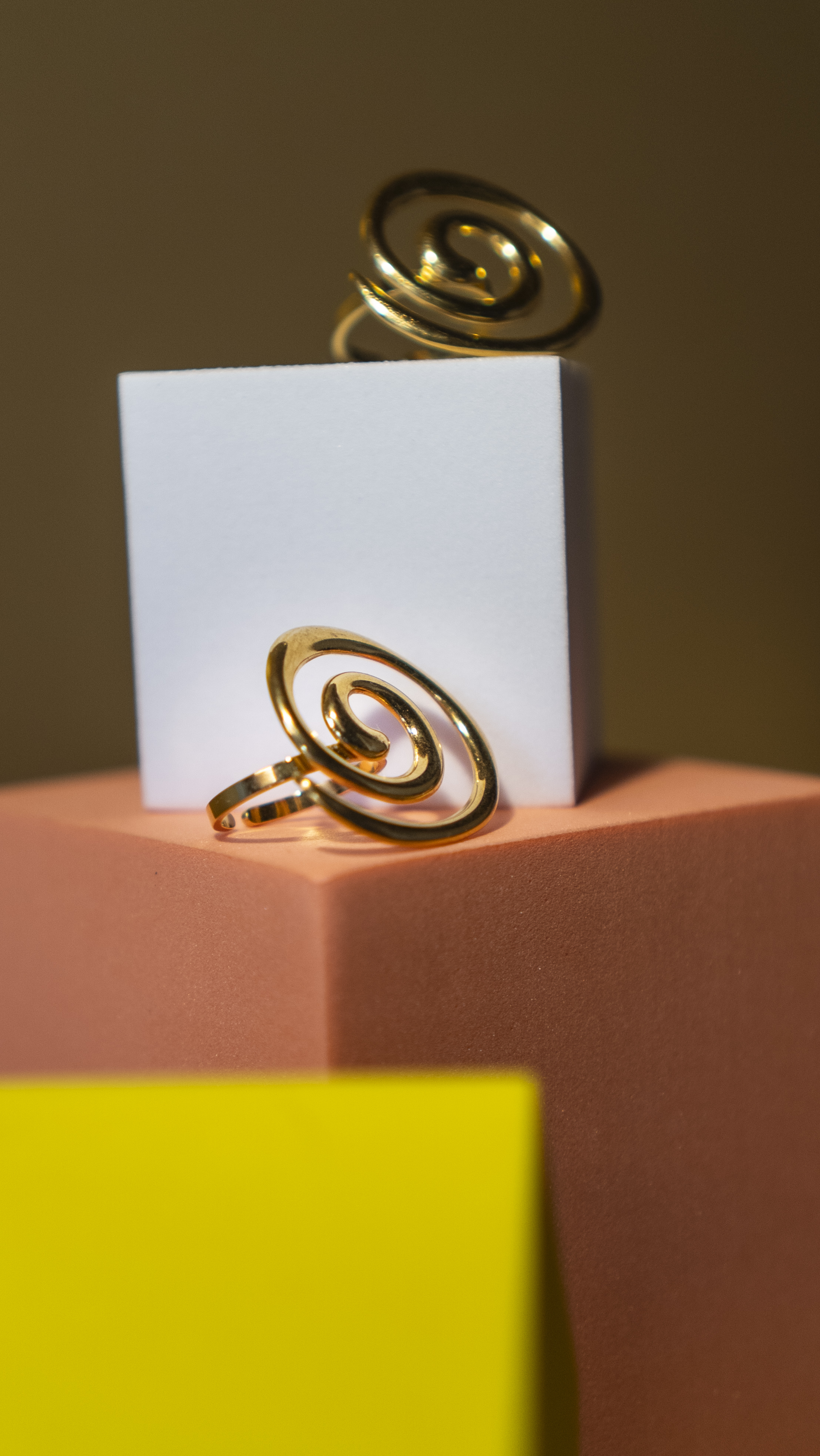Anello Señorita con motivo intrecciato tempestato di strass su cubo viola